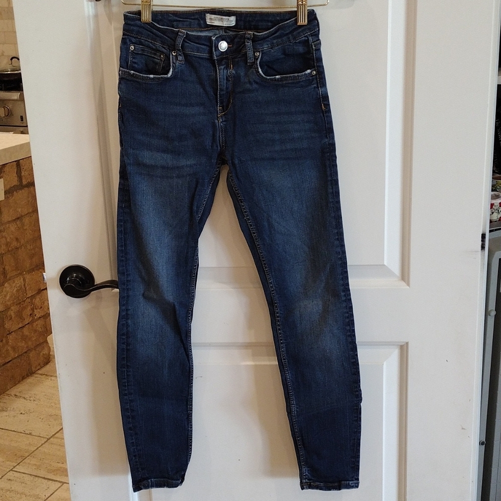 ZARA WOMAN Skinny Jeans Size 6 Dark Wash. Slight Distressing at Top of Pockets.